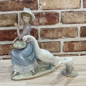 Lladro “Goose Trying to Eat” #5034, glossy porcelain; made in Spain